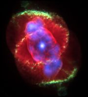 La nebulosa Ojo de gato es una nebulosa planetaria que se formó tras la muerte de una estrella de masa similar a la del Sol. El punto luminosos en el centro señala la ubicación del remanente estelar.